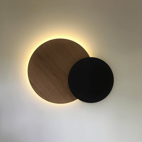 Décoration murale lumineuse symbolisant une éclipse solaire. Couleur bois naturel pour le soleil et teinté noir pour la lune.