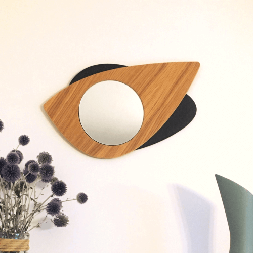 Miroir en bois DikromA. Modèle Cyclope en forme d'œil. Couleur bois naturel et teinté noir.
