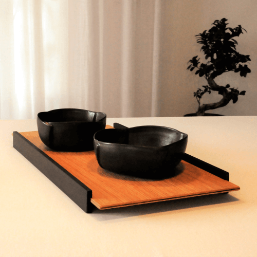 Plateau de présentation en bois esprit japonais DikromA. En bois naturel plaqué chêne et côtés en bois teinté noir.