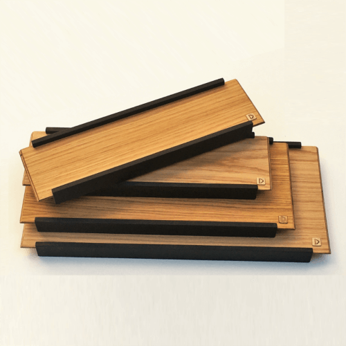 Plateau de présentation en bois esprit japonais DikromA. En bois naturel plaqué chêne et côtés en bois teinté noir. Plateaux superposés