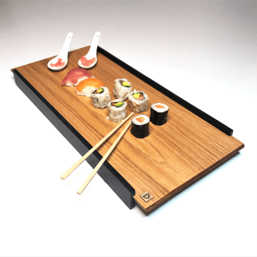 Plateau de présentation en bois esprit japonais DikromA. En bois naturel plaqué chêne et côtés en bois teinté noir. Plateau de sushi.