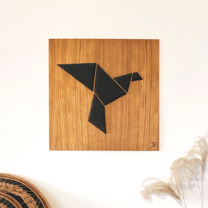 Décoration murale - tableau en bois DikromA. Motif oiseau origami noir sur du contreplaqué chêne. Couleur bois naturel et teinté noir.