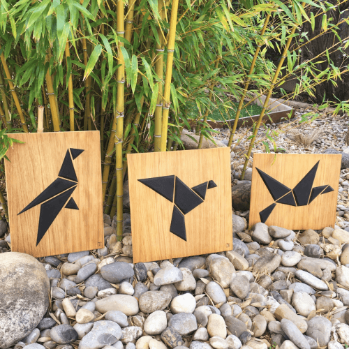 Trois tableau en bois DikromA. Triptyque symbolisant l'envol d'un oiseau. Motif oiseau origami noir sur du contreplaqué chêne. Couleur bois naturel et teinté noir.