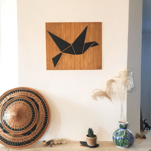Décoration murale - tableau en bois DikromA. Motif oiseau origami noir sur du contreplaqué chêne. Couleur bois naturel et teinté noir.