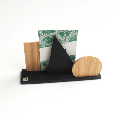 Organisateur de courrier en bois aux formes géométriques DikromA. En bois naturel plaqué chêne et en bois teinté noir.