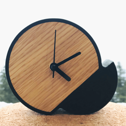 Horloge à poser DikromA. Modèle Rolling. Forme graphique et design. Couleur bois naturel et teinté noir.
