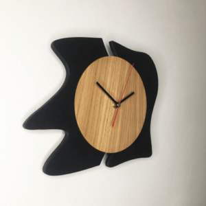 Horloge design en bois DikromA. Modèle Abstrait. Couleur bois naturel et teinté noir.