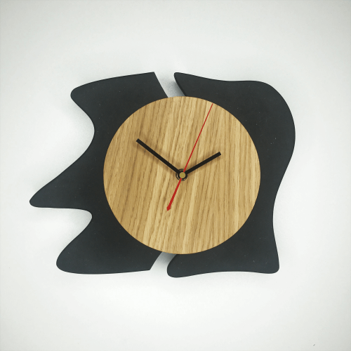 Horloge design en bois DikromA. Modèle Abstrait. Couleur bois naturel et teinté noir.