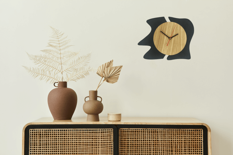 Décoration design fabriquée en France Horloge design en bois DikromA. Modèle Abstrait. Couleur bois naturel et teinté noir.